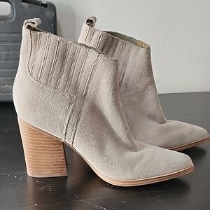Cream Ankle Boots with Stacked Heel and Elastic Panels